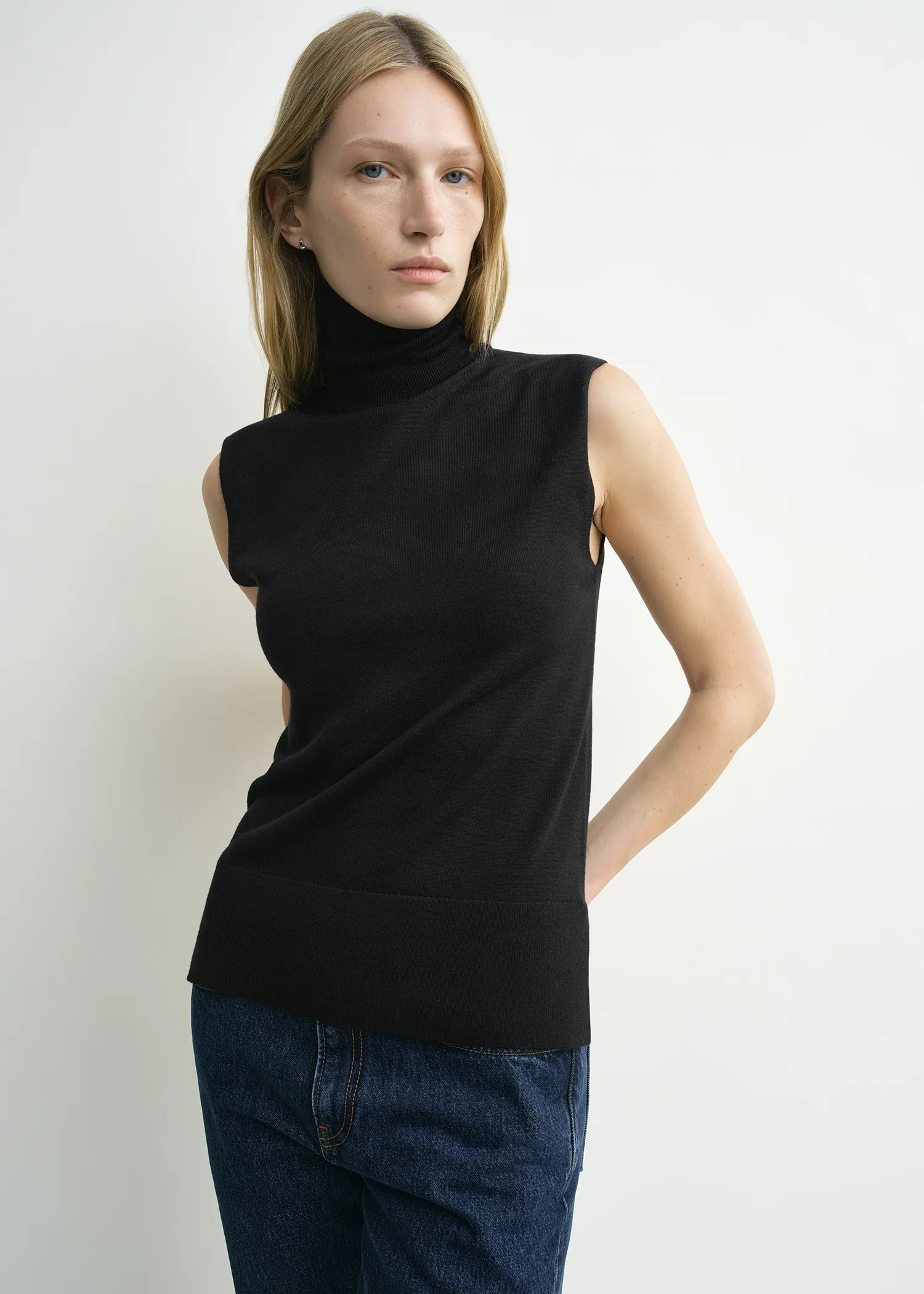 Sleeveless fine turtleneck black - Image 4