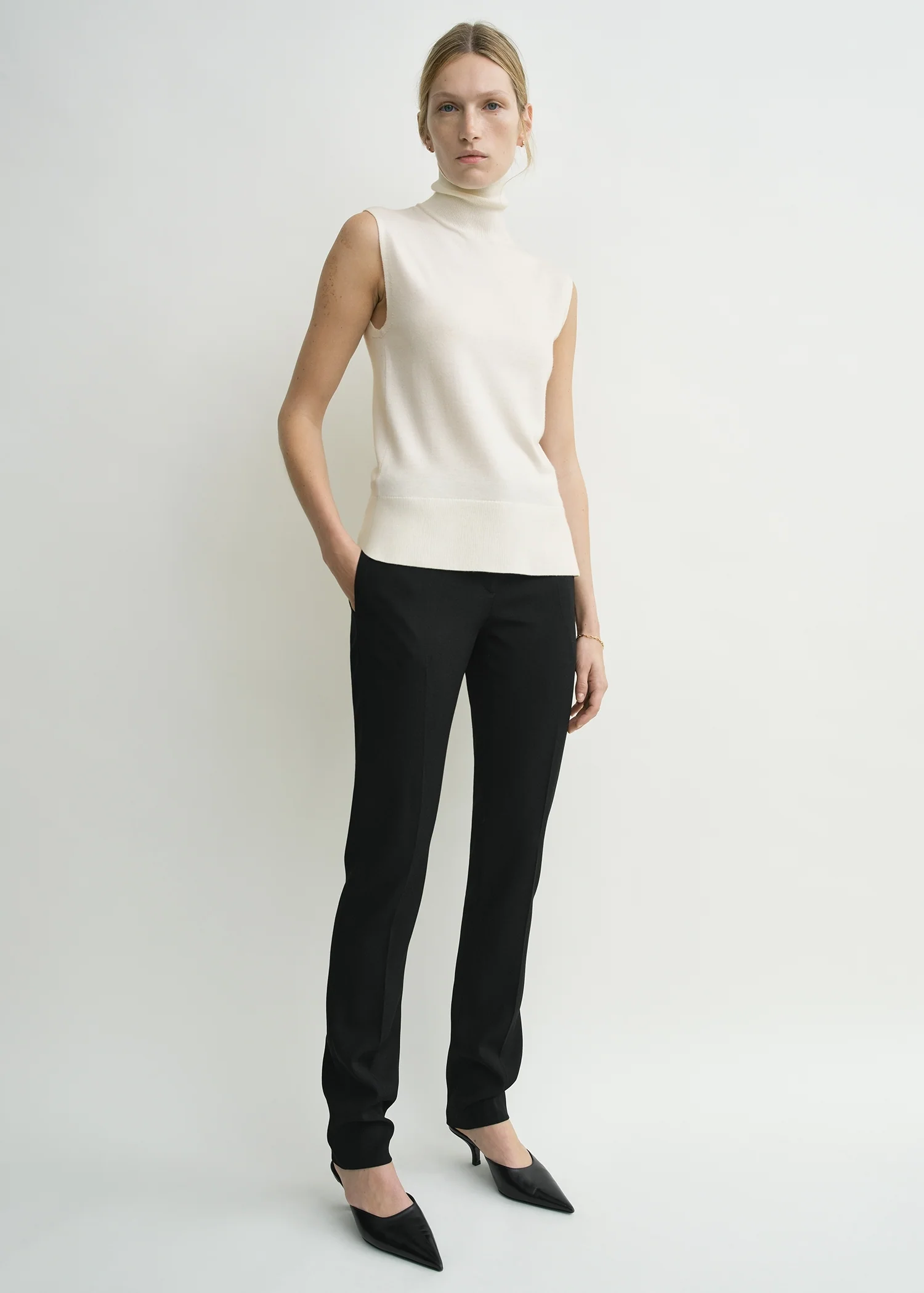 Sleeveless fine turtleneck ecru