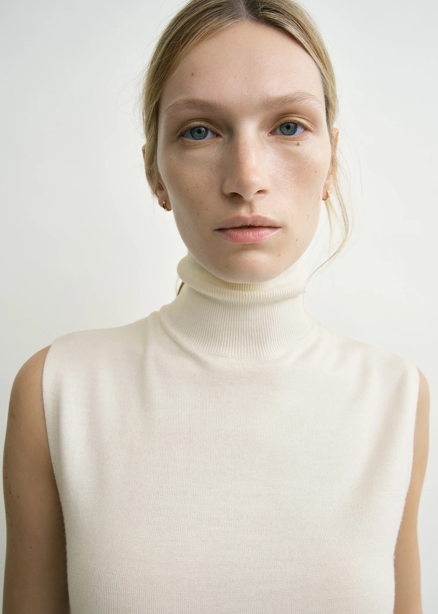 Sleeveless fine turtleneck ecru - Image 4