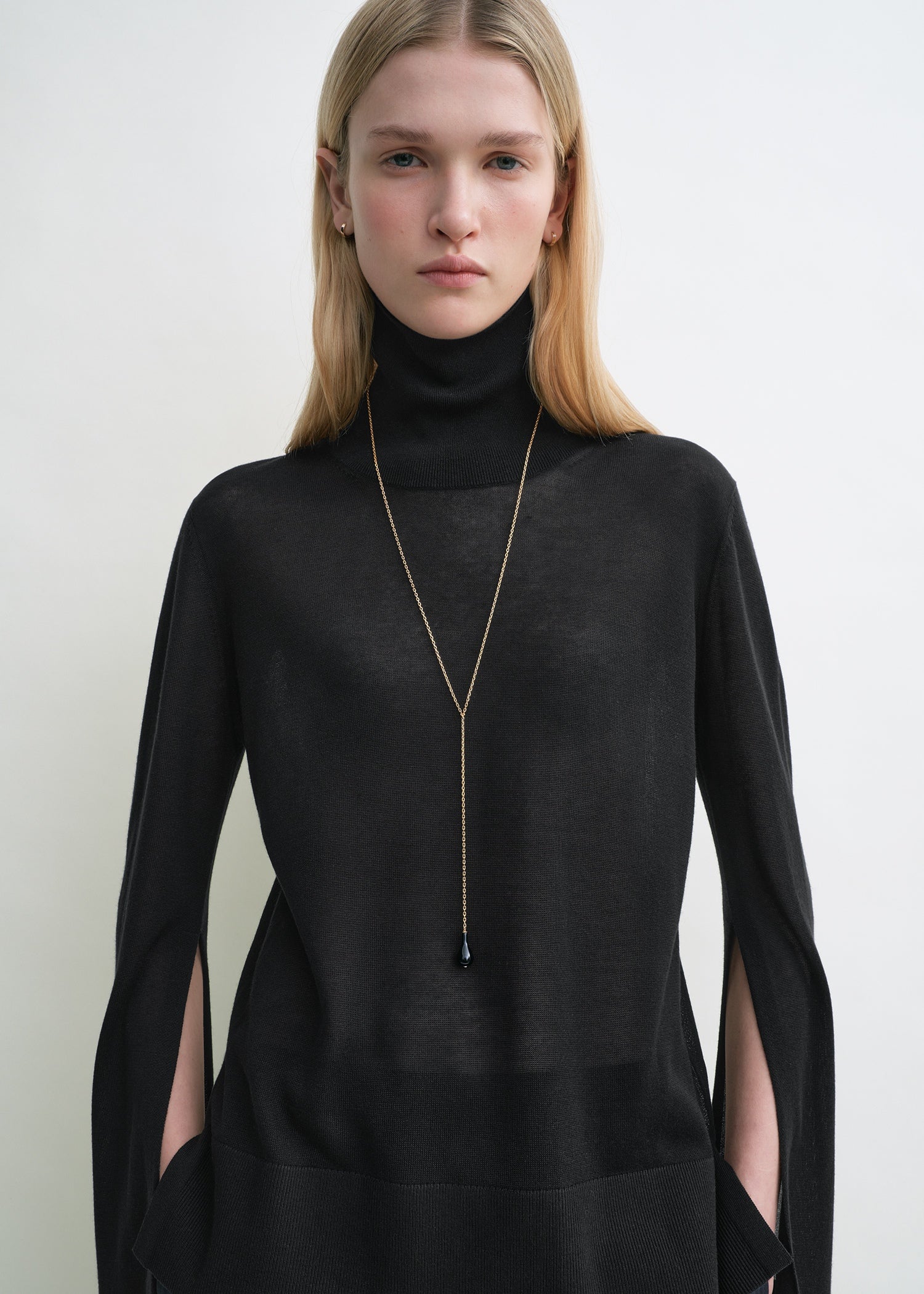 Slit sleeve turtleneck black - Image 4