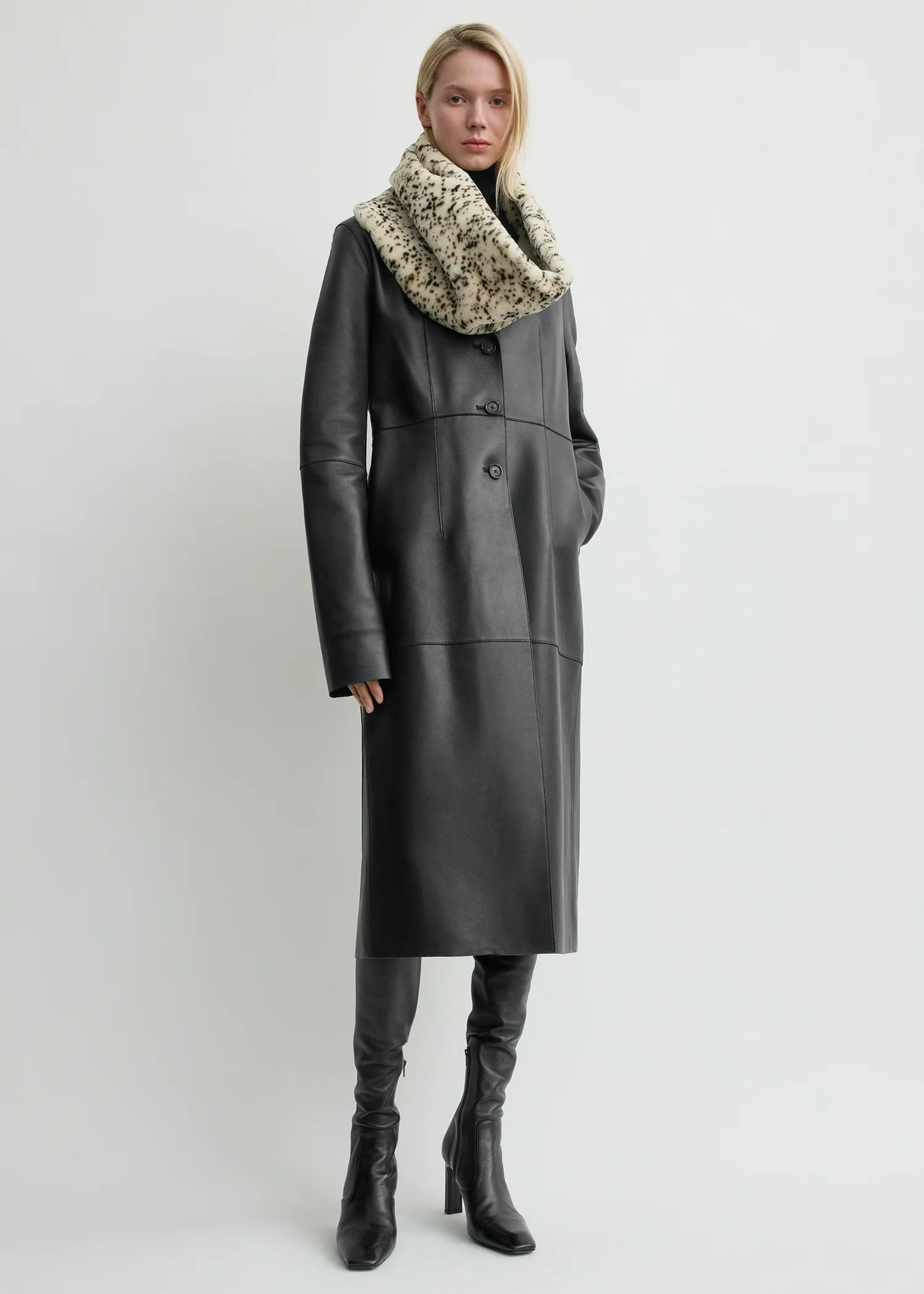 Stracciatella shearling muff black/white - Image 2