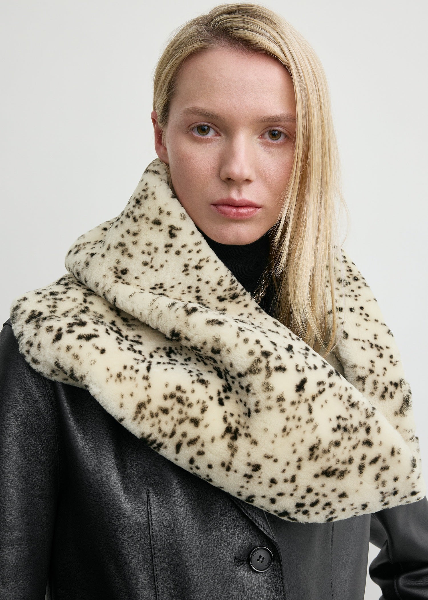 Stracciatella shearling muff black/white - Image 3