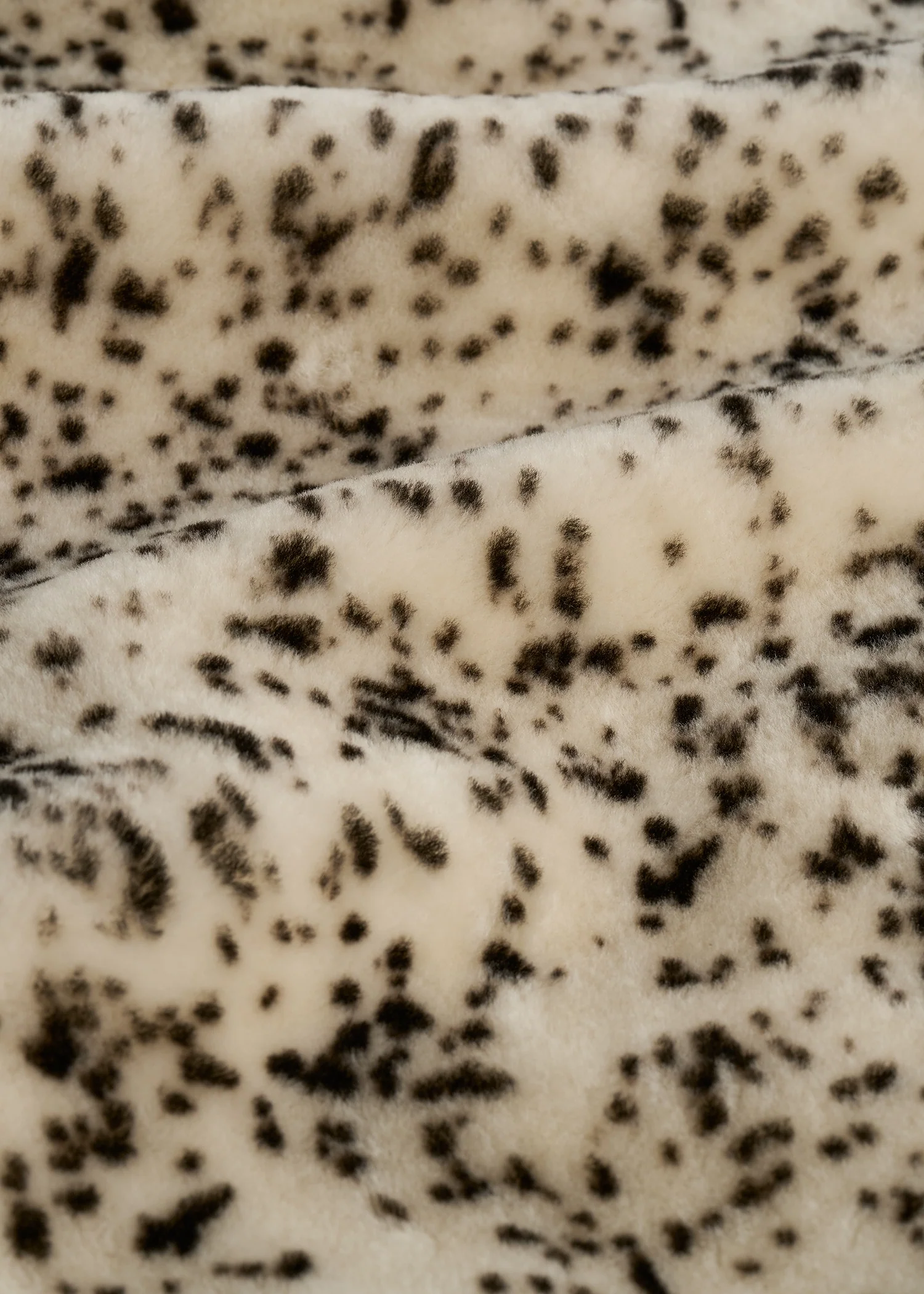 Stracciatella shearling muff black/white - Image 4