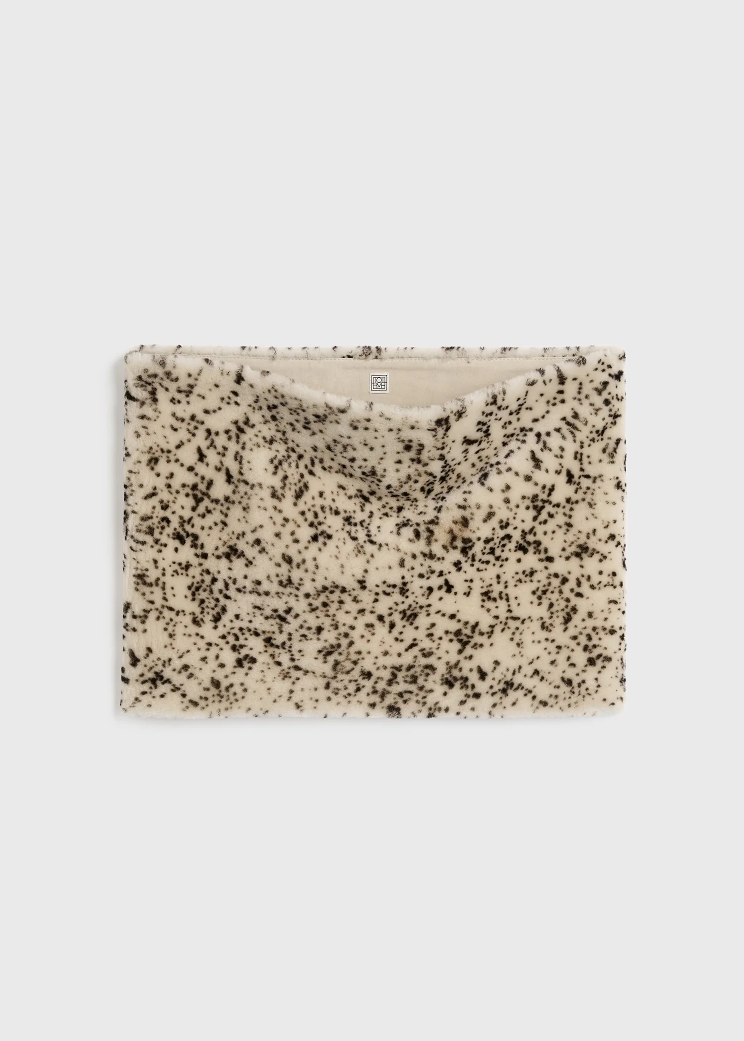 Stracciatella shearling muff black/white - Image 5