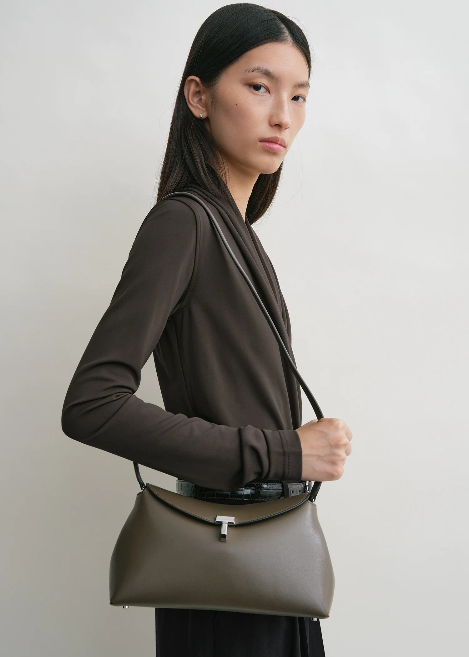 T-lock leather clutch ash - Image 4