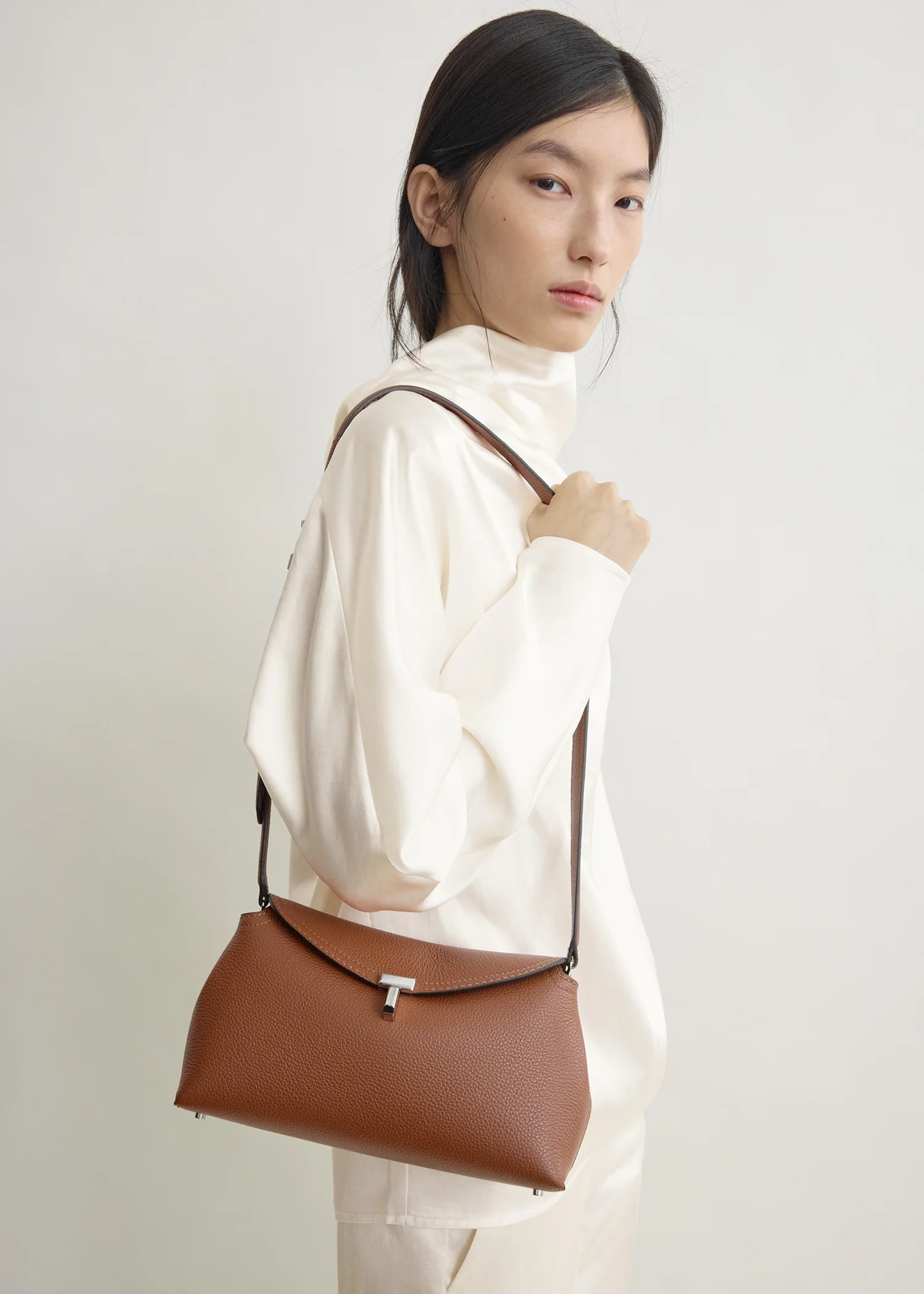 T-lock grained-leather clutch sienna - Image 2