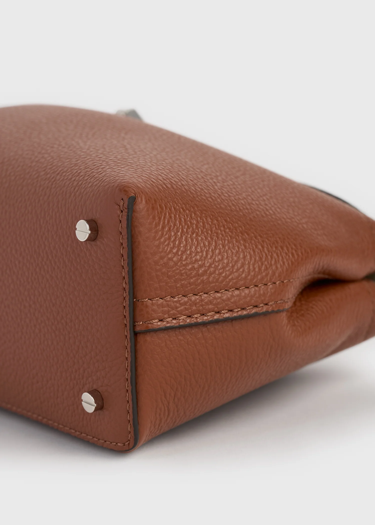 T-lock grained-leather clutch sienna - Image 6