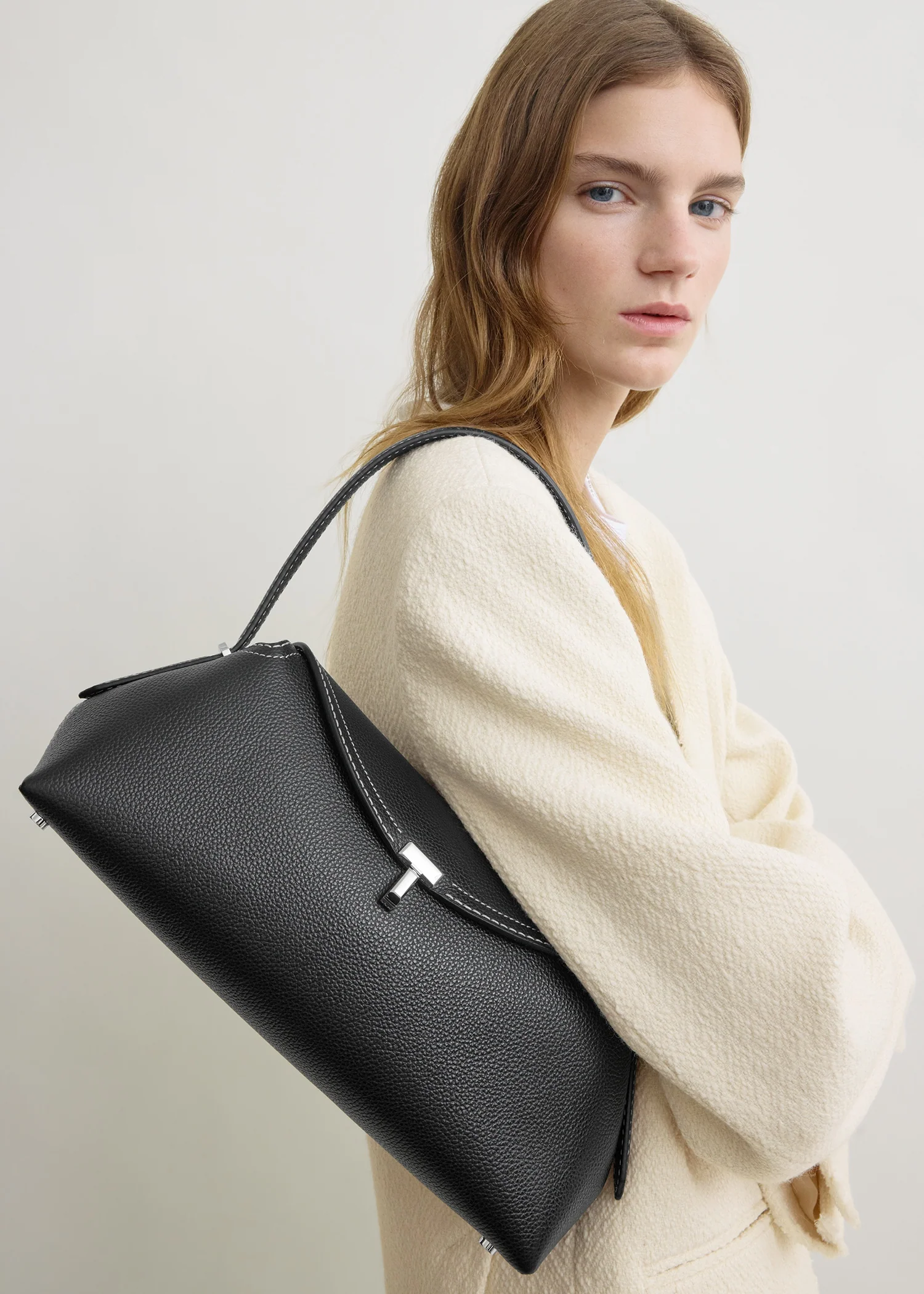 T-lock grained-leather shoulder black - Image 2