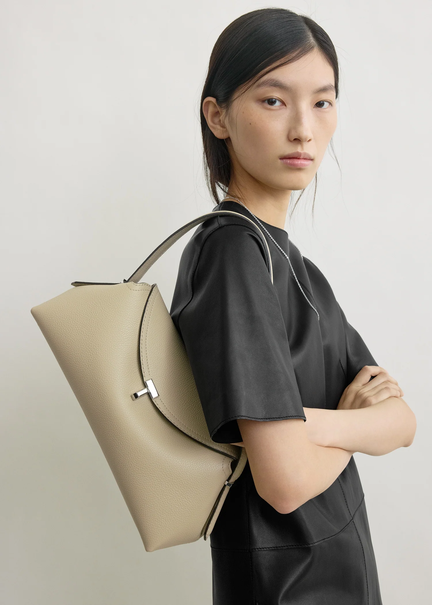 T-lock grained-leather shoulder cashew - Image 2