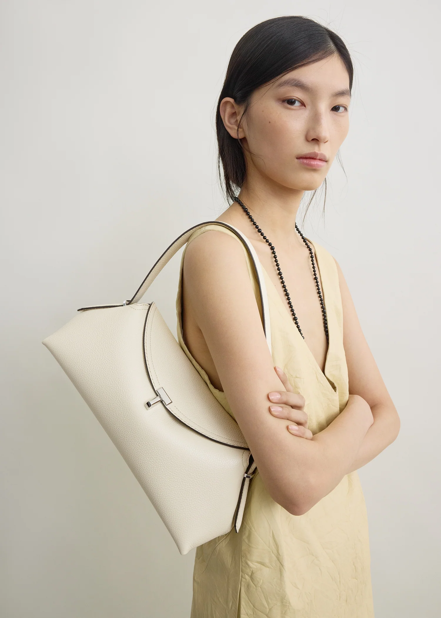 T-lock grained-leather shoulder milk - Image 2