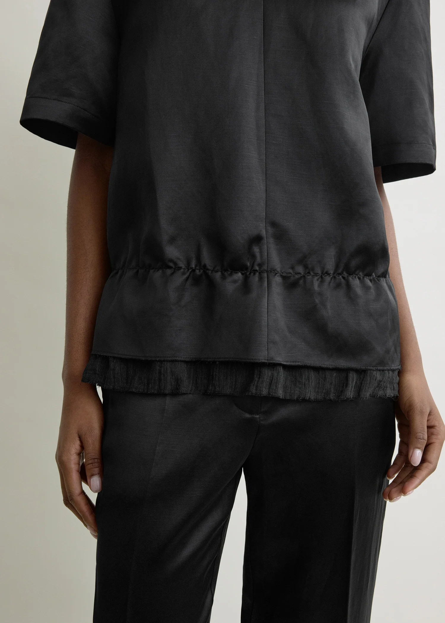 V-neck satin pullover black - Image 4