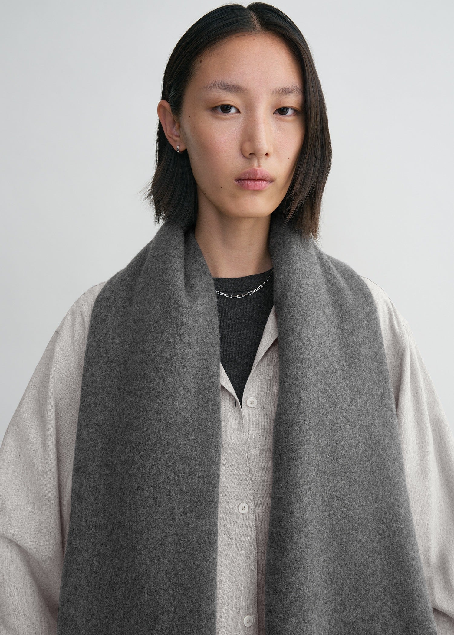 Wide classic wool scarf mid grey - Image 3