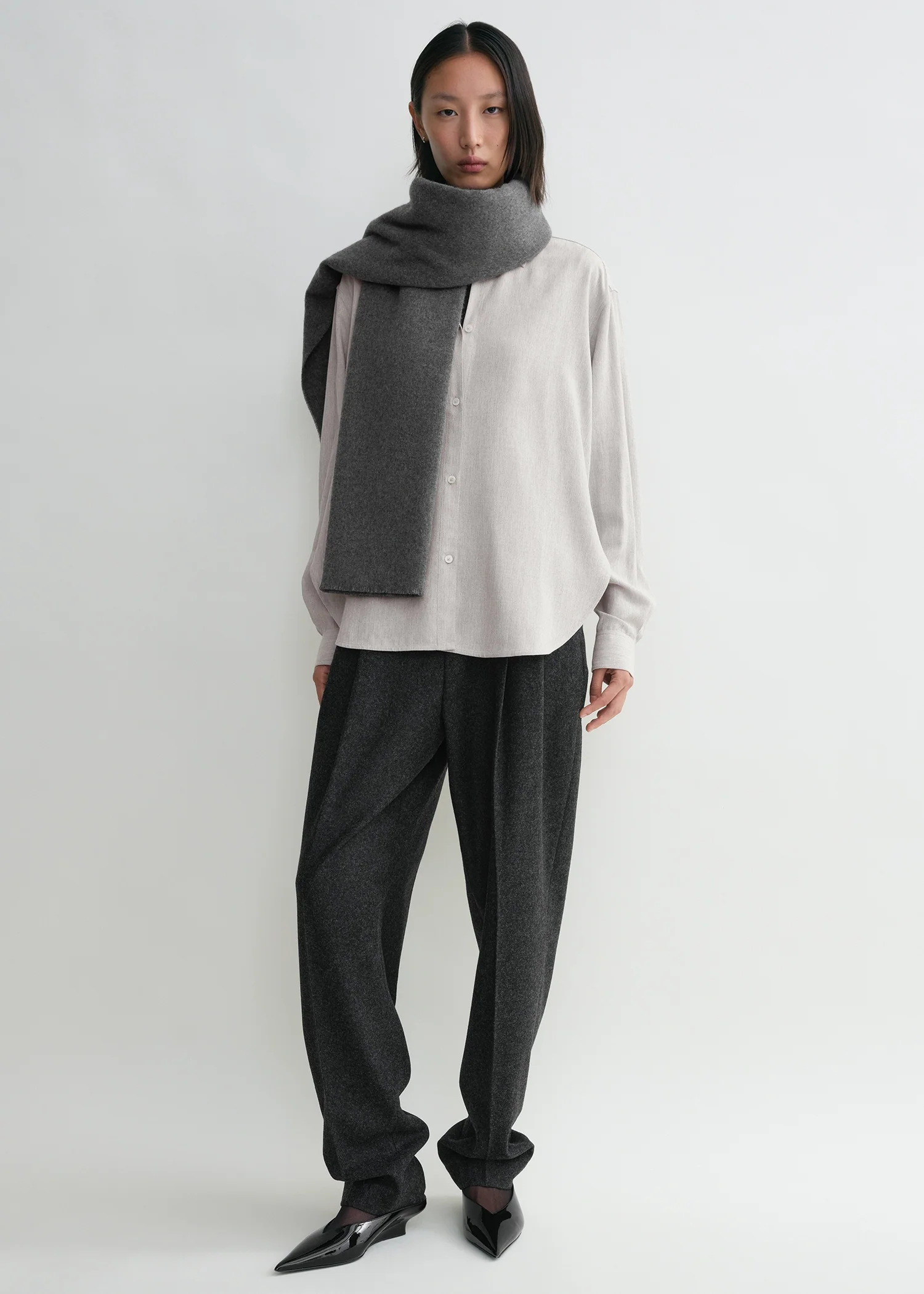 Wide classic wool scarf mid grey - Image 4