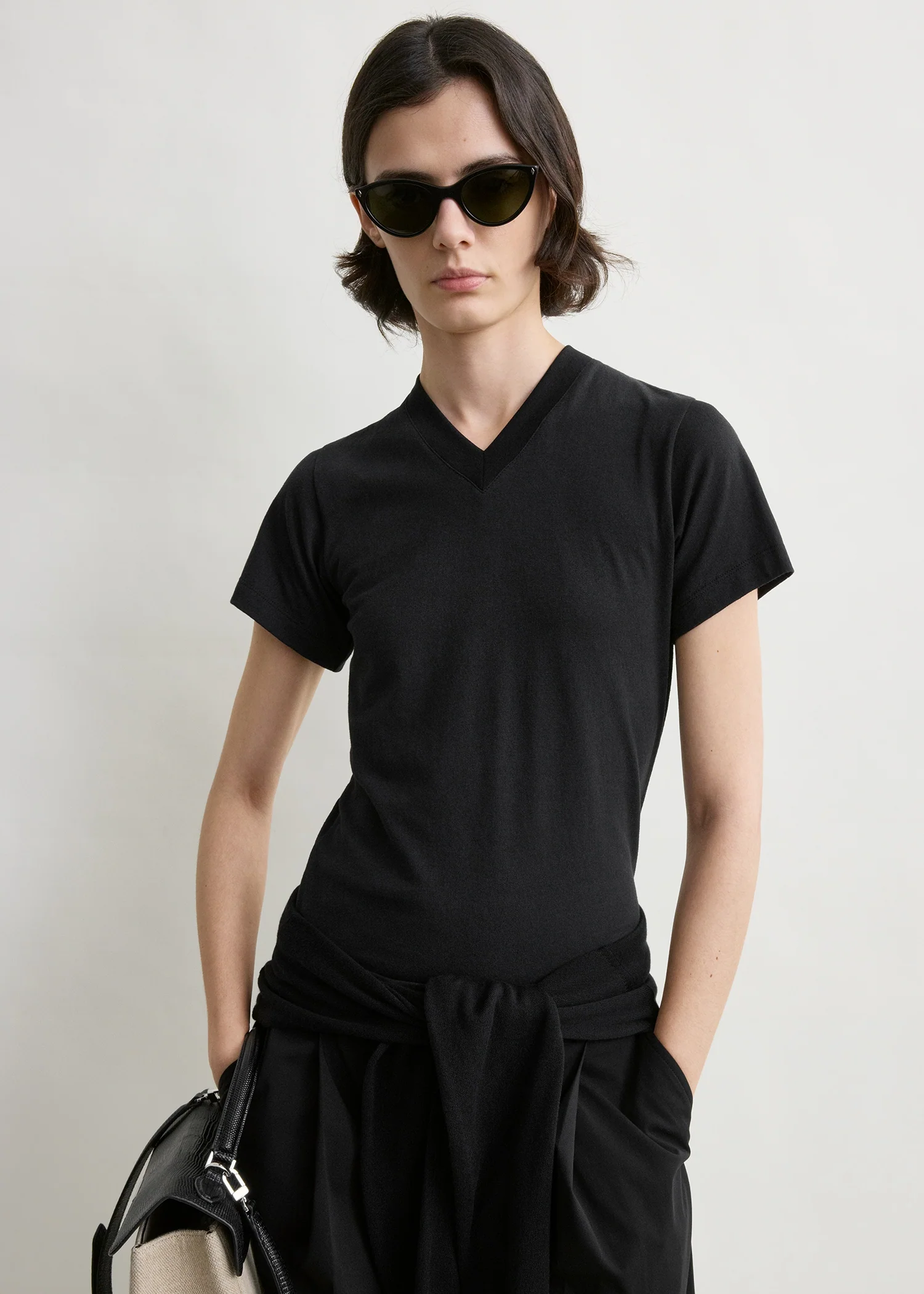 Wide-ribbed v-neck tee black - Image 4