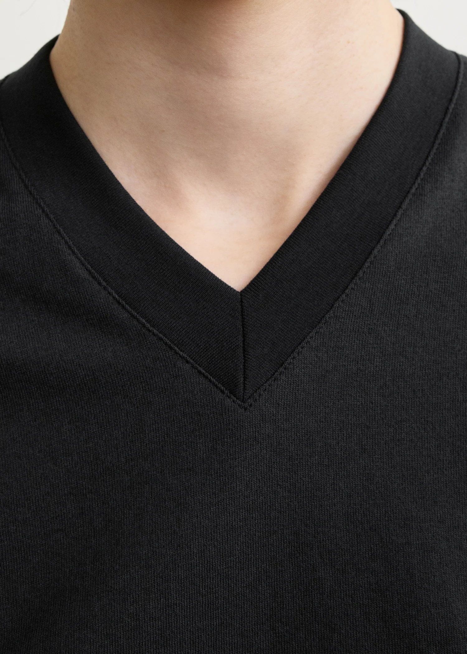 Wide-ribbed v-neck tee black - Image 5